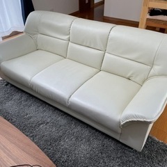 受け取り決まりました　3人掛け　ソファー　アイボリー色