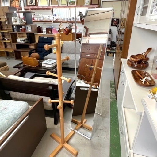 シンプルな白色の姿見