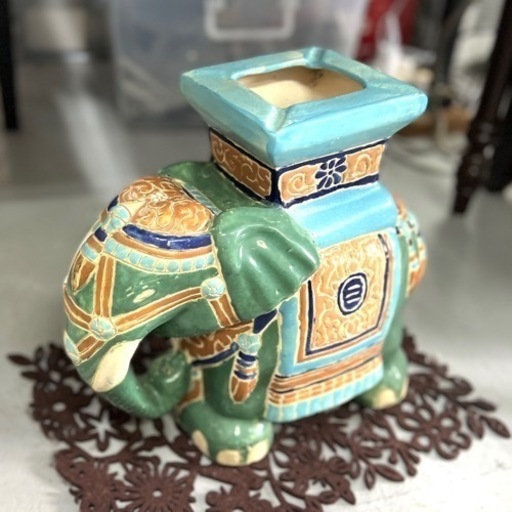 爽やかな色味の象の置物
