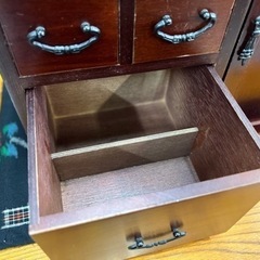 持ち手のついた収納引き出し棚の画像