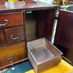 持ち手のついた収納引き出し棚の画像