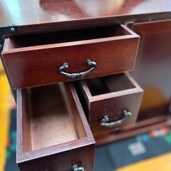 持ち手のついた収納引き出し棚の画像