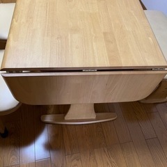 ダイニングテーブルの画像