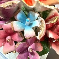 陶器でできたブーケの置物の画像