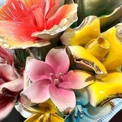 陶器でできたブーケの置物の画像
