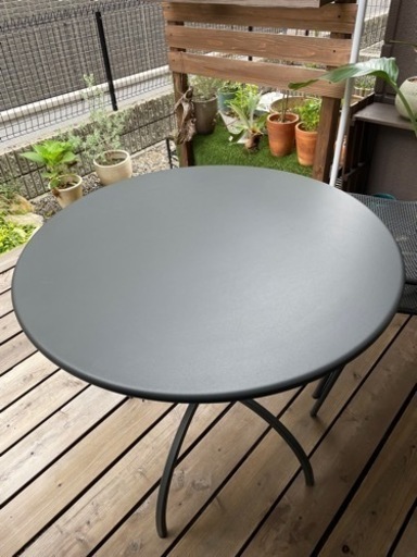 イタリアブランド emu ラウンド 折りたたみ式テーブルとチェア2脚セット