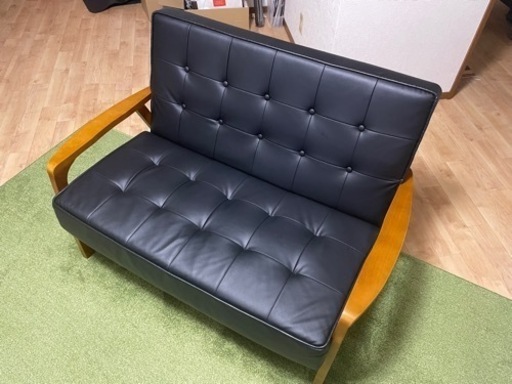 北欧風の木製フレームソファ二人掛け