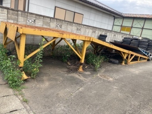コンテナおよびトラック倉庫の荷積み荷降ろしデッキヤードランプ。