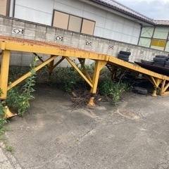 コンテナおよびトラック倉庫の荷積み荷降ろしデッキヤードランプ。