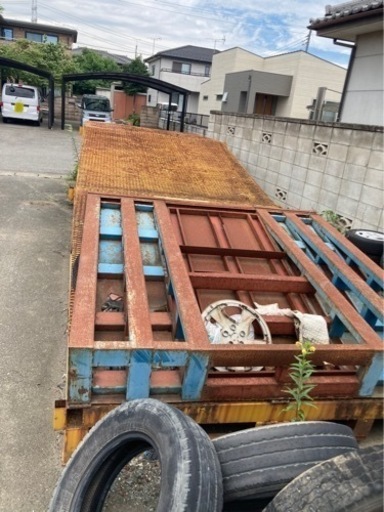 コンテナおよびトラック倉庫の荷積み荷降ろしデッキヤードランプ。