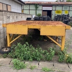 コンテナおよびトラック倉庫の荷積み荷降ろしデッキヤードランプ。の画像