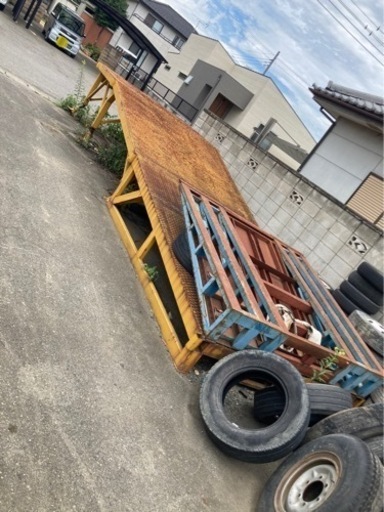 コンテナおよびトラック倉庫の荷積み荷降ろしデッキヤードランプ。