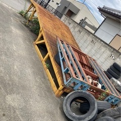 コンテナおよびトラック倉庫の荷積み荷降ろしデッキヤードランプ。の画像