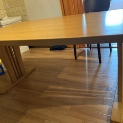 ダイニングテーブルの画像