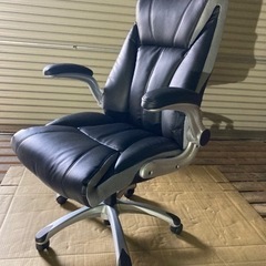 肘可動式のプレジデントチェア