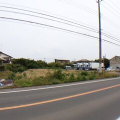 【館林土地】貸地・駐車場としても契約可◎　館林－千代田線　バス停目の前 都市計画：市街化調整区域　用途地域：無指定 　　親切丁寧にご対応させていただきます。図面や資料と現況が異なる時は現況を優先します。 - 館林市