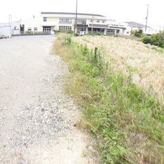 【館林土地】貸地・駐車場としても契約可◎　館林－千代田線　バス停目の前 都市計画：市街化調整区域　用途地域：無指定 　　親切丁寧にご対応させていただきます。図面や資料と現況が異なる時は現況を優先します。 - 不動産