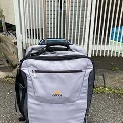 adidas キャリーバッグの画像