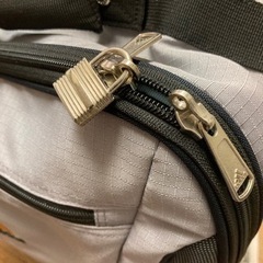 adidas キャリーバッグの画像