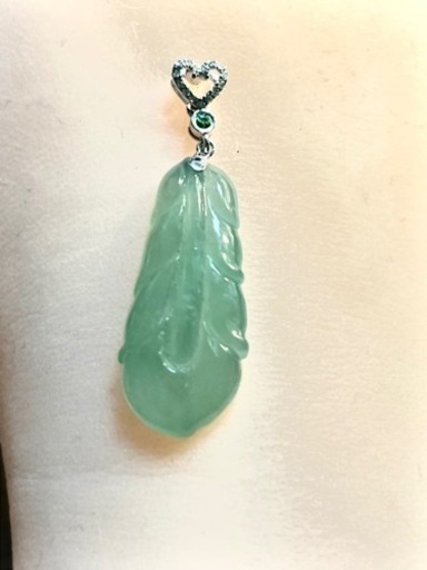 本翡翠　ペンダント ネックレス フェザー 羽毛　翼　天然翡翠 氷ヒスイ グリーン　緑色　18k  ホワイトゴールド　天然ダイヤ　仕事運アップ　誕生日プレゼント 天然石 鑑別書有 2022072211
