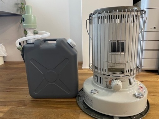 【最終値下】トヨトミ 19年製 石油ストーブ　おしゃれなポリタンク付き