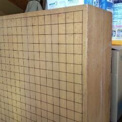 囲碁セット、足付き碁盤と、碁石。