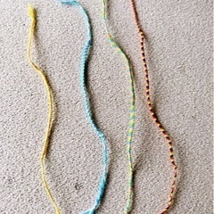 "ミサンガお得４点セット　イエロー　ブルー　レッド　ピンク	ハンドメイド　手首　足首　人　ペット　ブレスレット"の画像