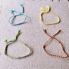 "ミサンガお得４点セット　イエロー　ブルー　レッド　ピンク	ハンドメイド　手首　足首　人　ペット　ブレスレット"の画像