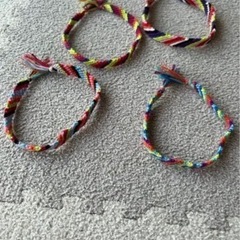 ミサンガお得４点セット　ブルー　イエロー　ハンドメイド　手首　足首　人　ペット　ブレスレットの画像