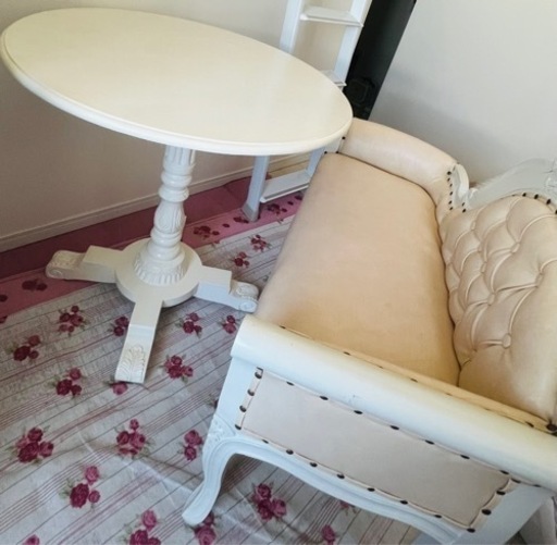 ロココ調　丸テーブル　大きめ！　美しい彫刻入り