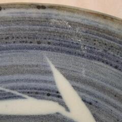味わいのある大皿！ヒビ入れ焼成 藍地に白竹の画像