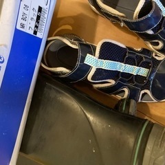 男児靴二足セット22センチサンダルと22.5センチ長靴の画像