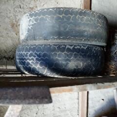 廃タイヤ２本の画像