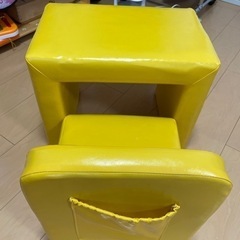 子供用テーブルとイスの画像