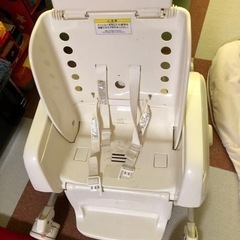 コンビ　ベビーハイチェア手動スイングの画像