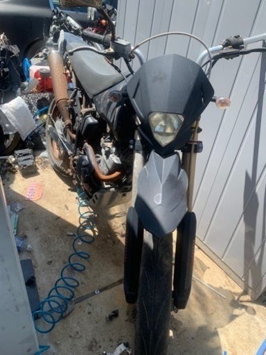 クインキー  スーパーモタード125