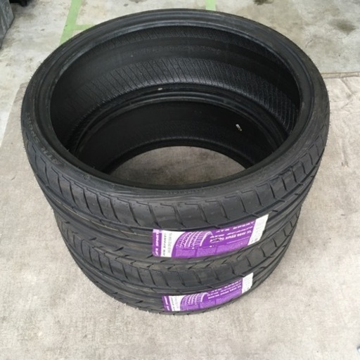 値下げしました！22インチタイヤ245/30ZR22  x2本 破損有