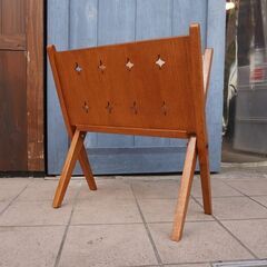 ACME FURNITURE(アクメファニチャー)のBROOKS(ブルックス)ブックスタンドです。ヴィンテージテイストたっぷりのマガジンラック。折り畳み可能なのでコンパクトに収納も♪CG235の画像