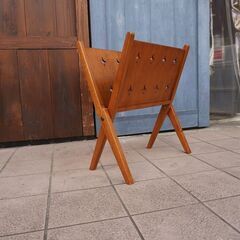 ACME FURNITURE(アクメファニチャー)のBROOKS(ブルックス)ブックスタンドです。ヴィンテージテイストたっぷりのマガジンラック。折り畳み可能なのでコンパクトに収納も♪CG235の画像
