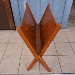 ACME FURNITURE(アクメファニチャー)のBROOKS(ブルックス)ブックスタンドです。ヴィンテージテイストたっぷりのマガジンラック。折り畳み可能なのでコンパクトに収納も♪CG235の画像
