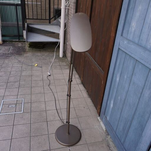 スワン電器(SWAN)のEXARM(エグザーム)LED フロアランプです。自在に動く繊細なフレキシブルアーム。面で照らすやさしい光が魅