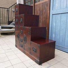 四国高松の伝統工芸 飛鳥民芸家具の欅材 階段箪笥です。三方に欅材を