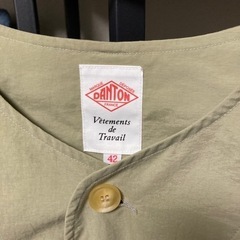 DANTON × B:MING by BEAMS / 別注 ノーカラー カバーオール グレイッシュベージュ / 42 ¥19,224 の画像