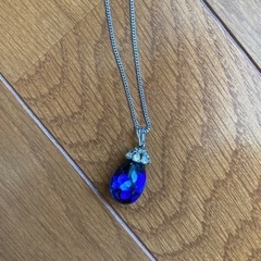 ナスのようなネックレスの画像