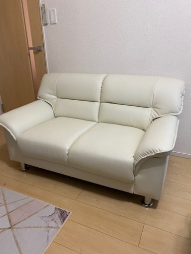 値引き致しました。二人掛けソファー　すごく綺麗な一品です。