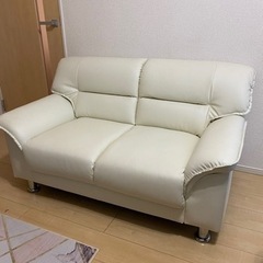 値引き致しました。二人掛けソファー　すごく綺麗な一品です。