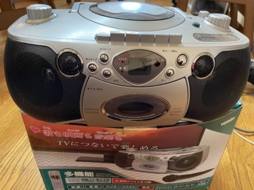 価格見直しました。未使用品DVDラジカセ　VS-M004 カラオケ/専用マイク2本付属 歌も映画も音楽もテレビ(