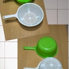 プラスチックザルとボール セット 2点 一部溶けと汚れあり  の画像