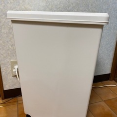 【値下げ】スライド式 45リットル ゴミ箱の画像