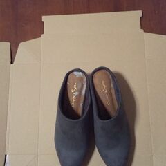 グレーのミュールです。